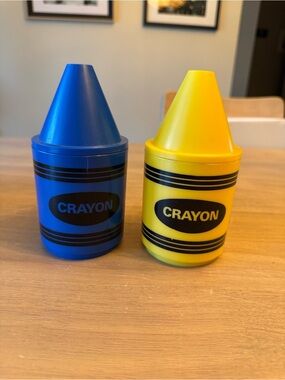 VINTAGE 1980'S SET DEKA CRAYOLA CRAYON PLASTIC MUG CUP DRINKING BLUE YELLOW